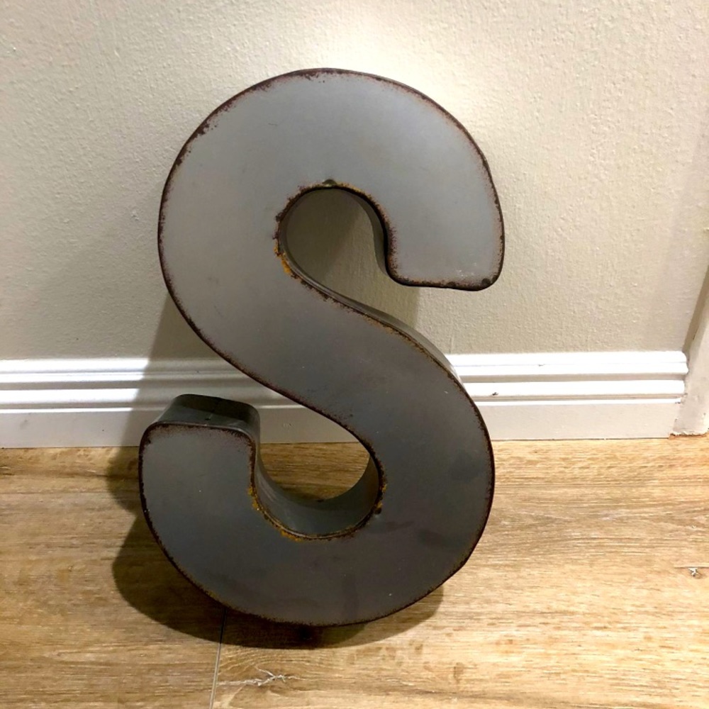Metal monogram “S” decor
